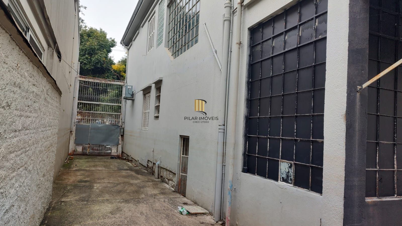 Vende casa comercial  podendo ser usado para vários seguimentos