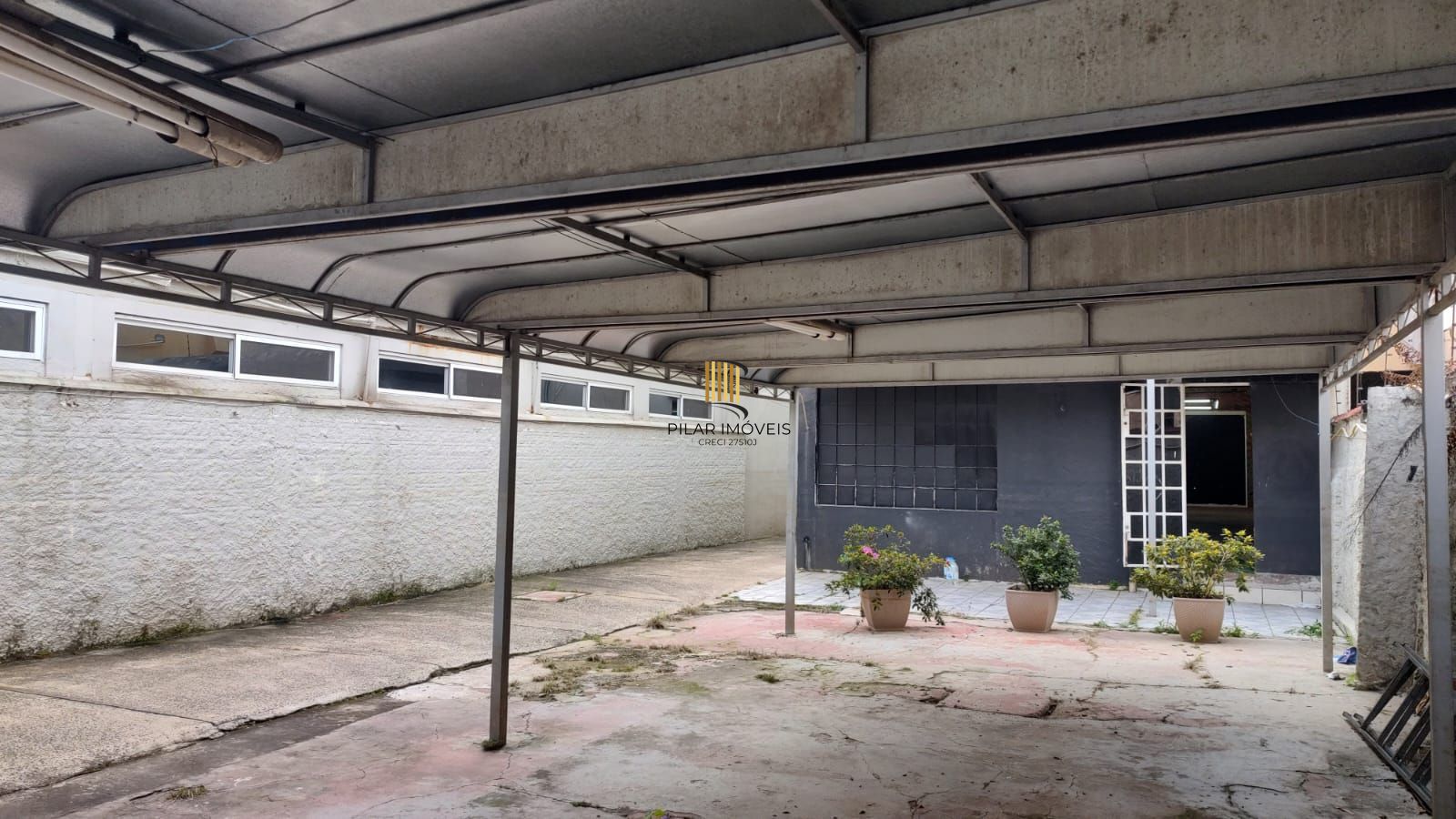 Vende casa comercial  podendo ser usado para vários seguimentos
