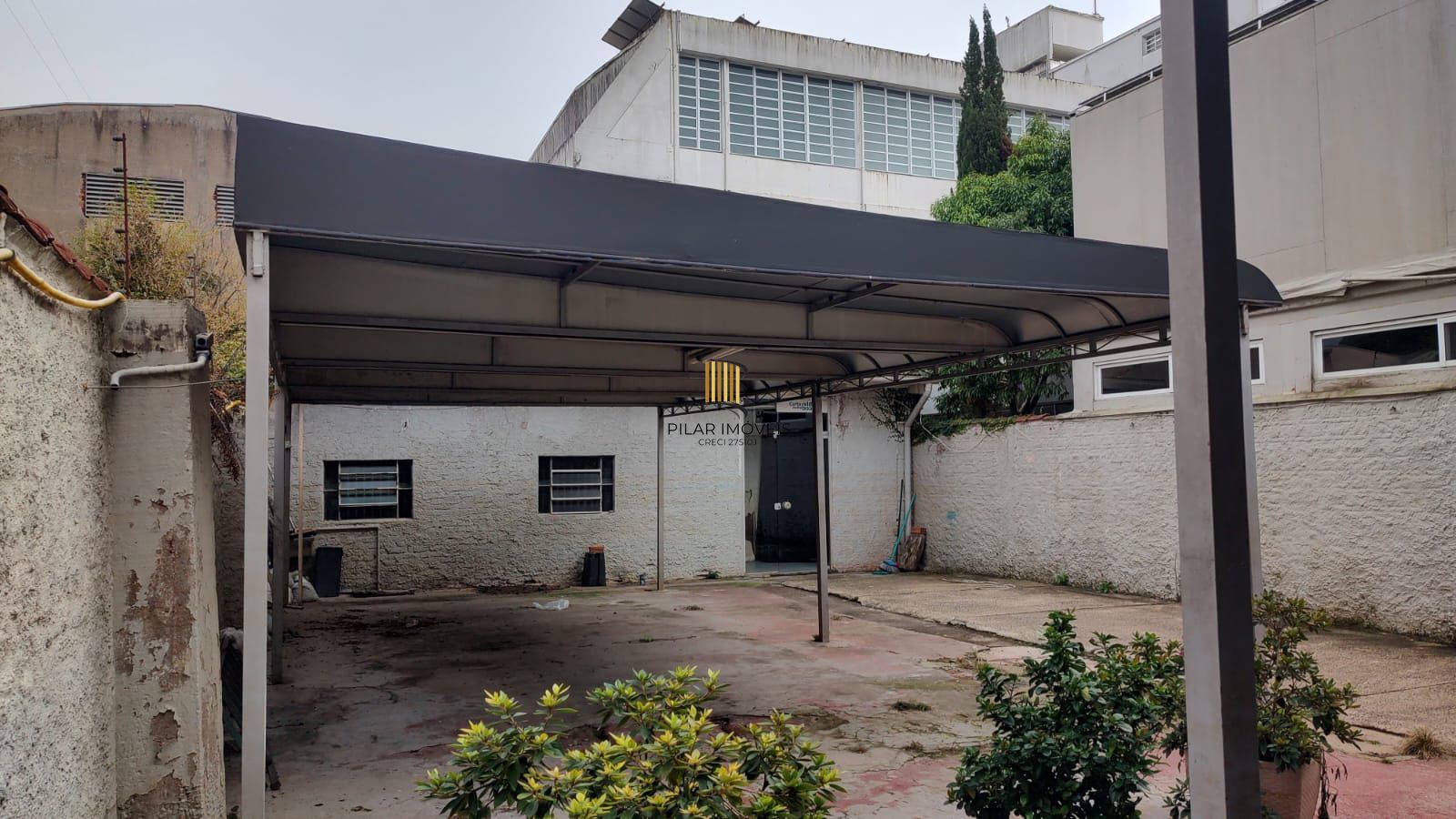 Vende casa comercial  podendo ser usado para vários seguimentos