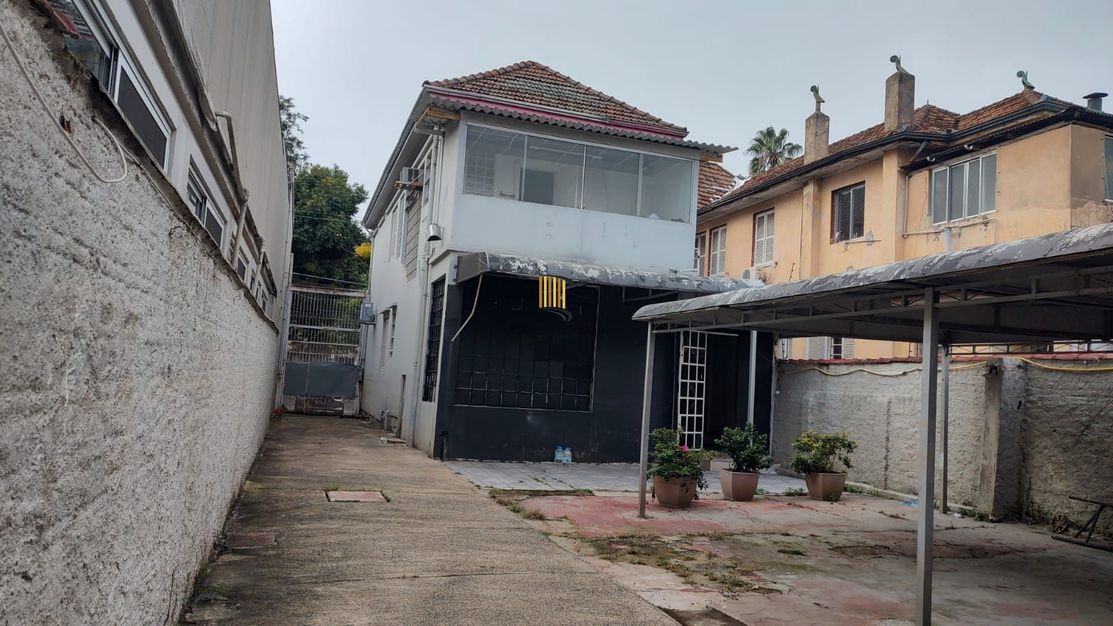 Vende casa comercial  podendo ser usado para vários seguimentos
