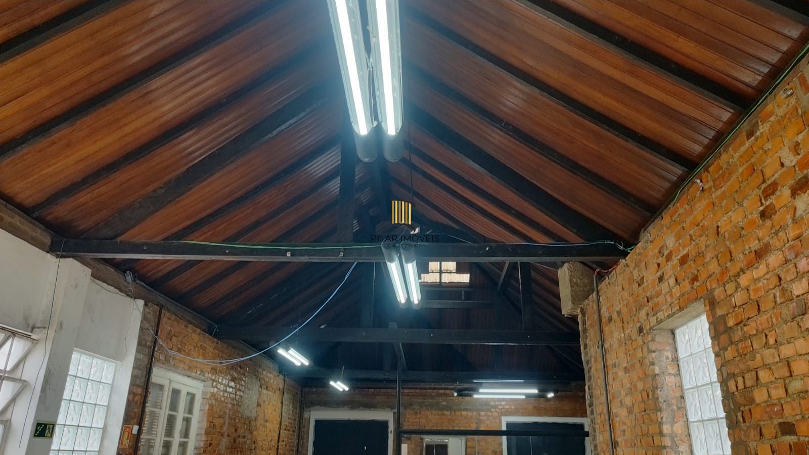 Vende casa comercial  podendo ser usado para vários seguimentos