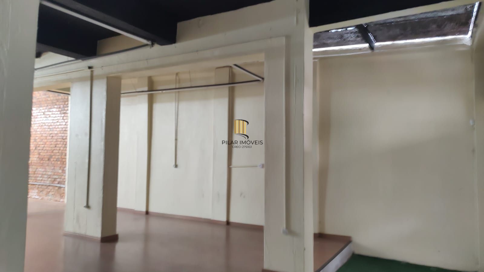 Vende casa comercial  podendo ser usado para vários seguimentos