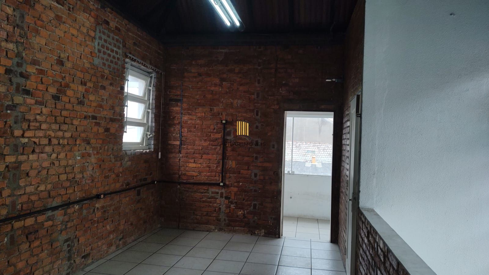 Vende casa comercial  podendo ser usado para vários seguimentos