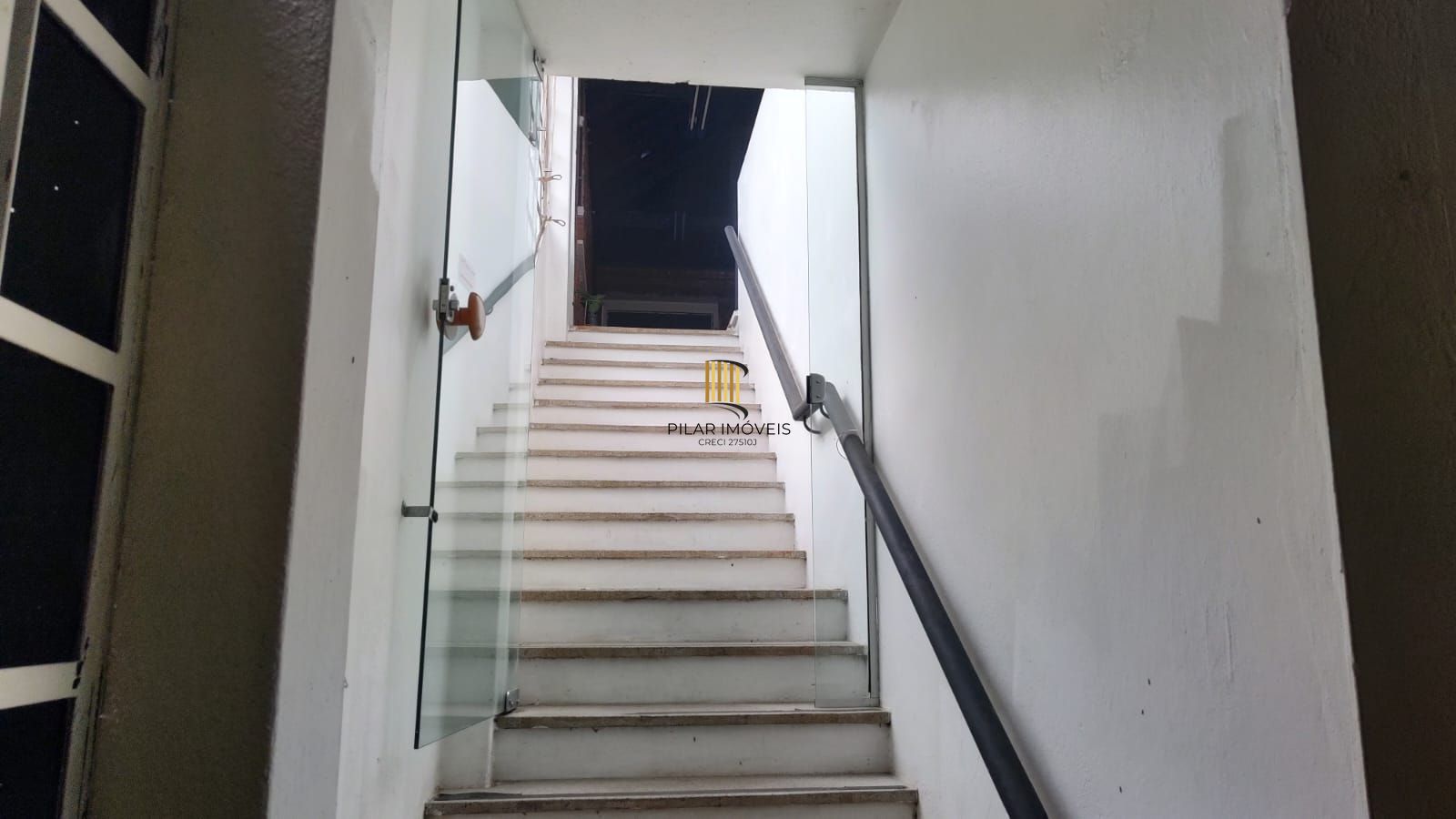 Vende casa comercial  podendo ser usado para vários seguimentos