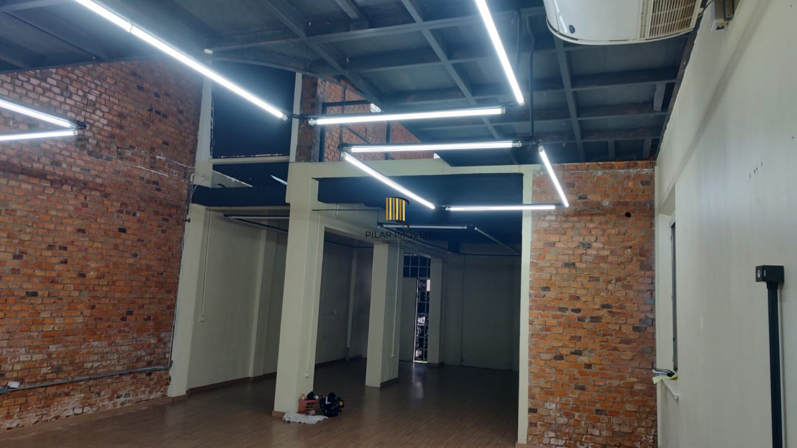 Vende casa comercial  podendo ser usado para vários seguimentos