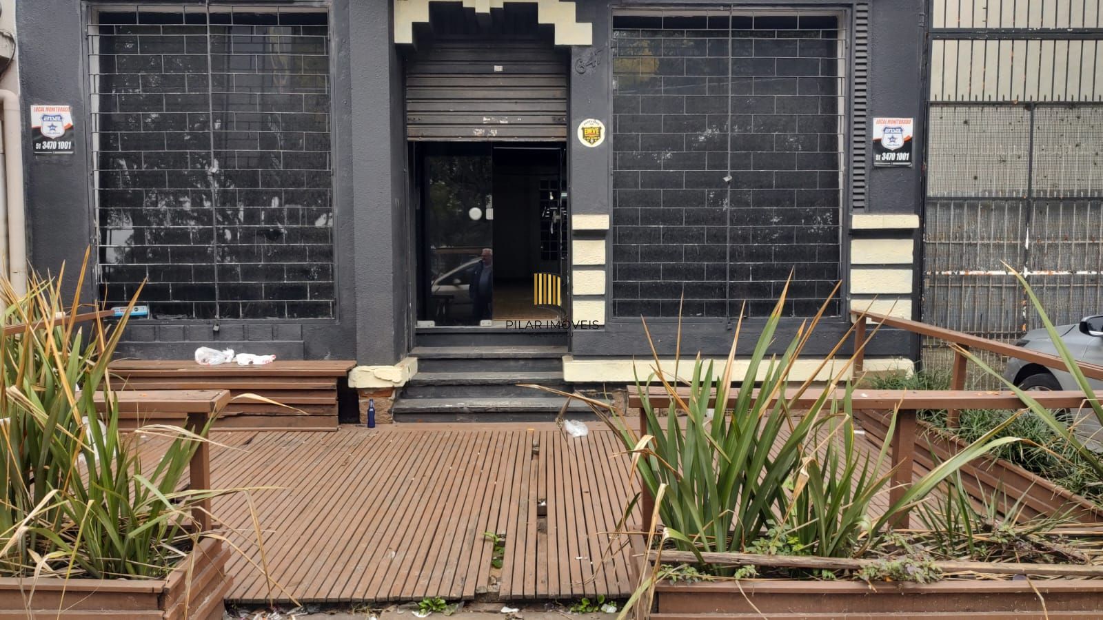 Vende casa comercial  podendo ser usado para vários seguimentos