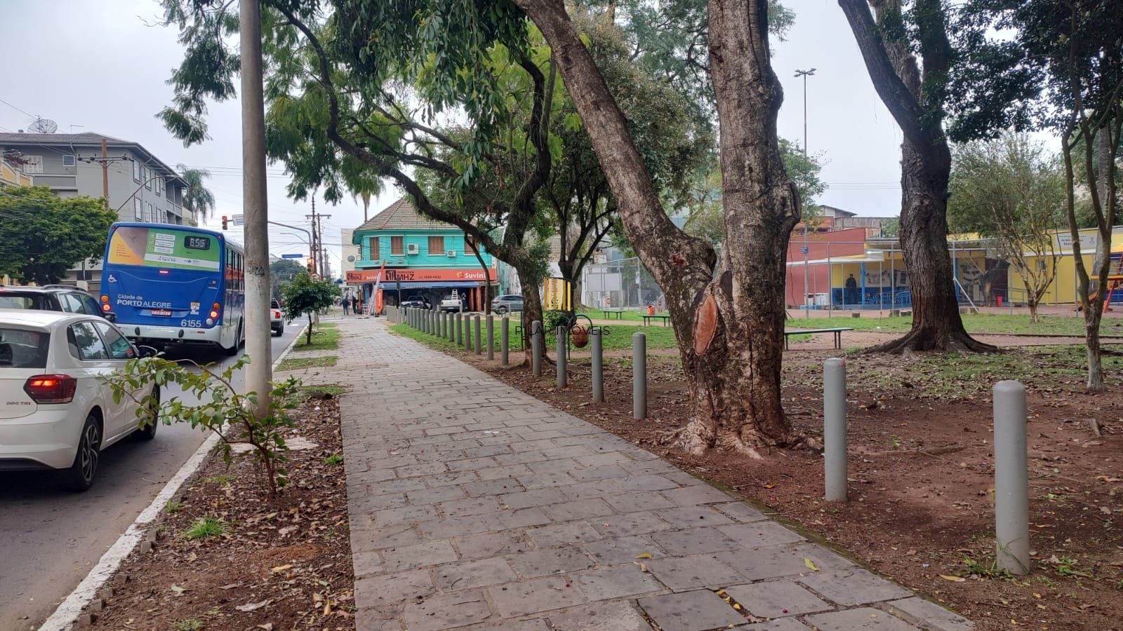 Vende casa comercial  podendo ser usado para vários seguimentos