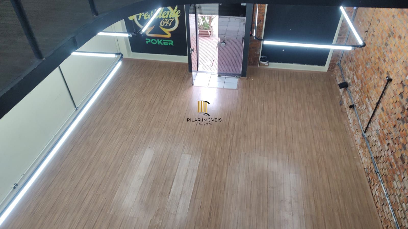 Vende casa comercial  podendo ser usado para vários seguimentos