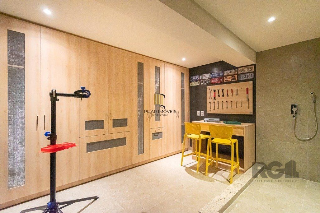 Apartamento á venda, 2 dormitórios, 2 vagas, no bairro Rio Branco, próximo à Redenção.