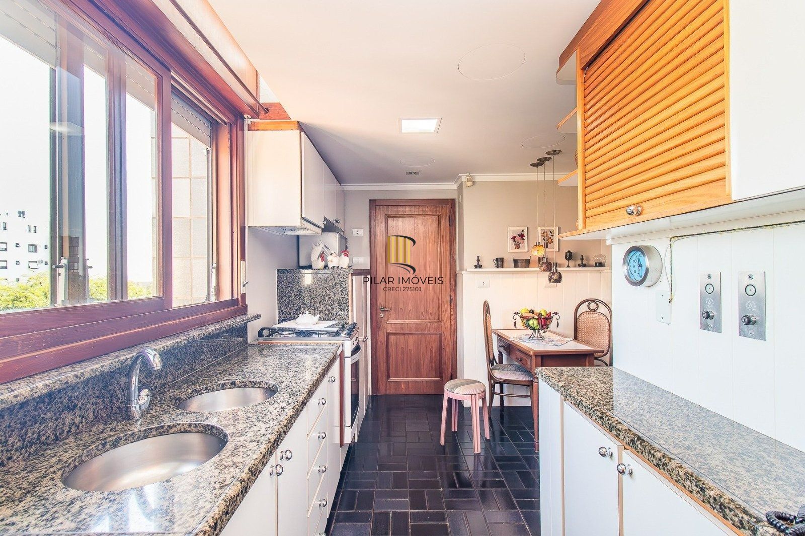 Amplo apartamento de alto padrão com 3 dormitórios