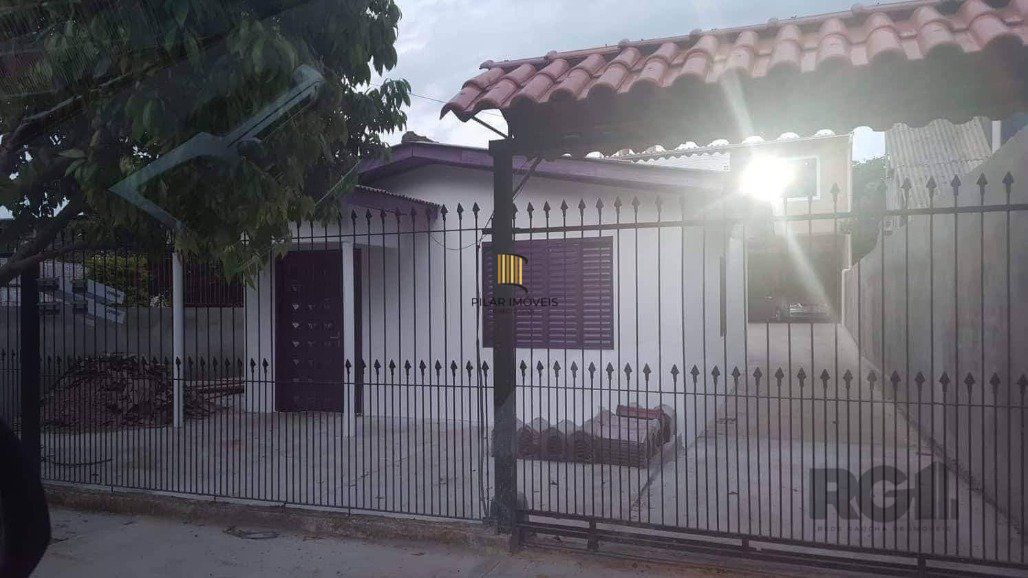 Vende terreno 300m², com 3 casas, casa da frente 2 dormitórios, sobrado nos fundos parte de baixo 2 dormitórios,1 banheiro sala cozinha conjugada,  em cima 3 dormitórios, 2 banheiros, sala e cozinha
