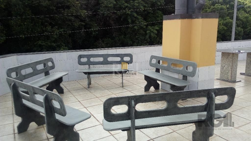 Vende prédio com 3 apartamentos, 9 dormitórios, 3 suíte, 3 salas amplas com churrasqueira, box 6 vaga coberta, 479 m² por R$ 1.200,000,00- São João - Porto Alegre/RS