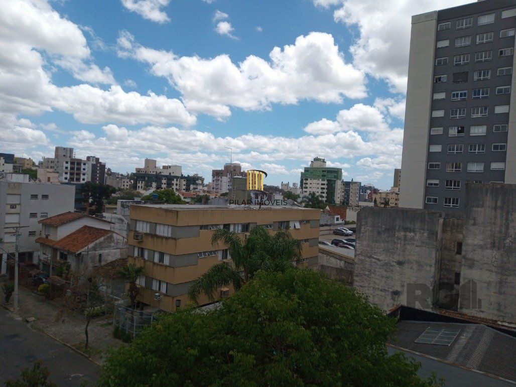 Vende prédio com 3 apartamentos, 9 dormitórios, 3 suíte, 3 salas amplas com churrasqueira, box 6 vaga coberta, 479 m² por R$ 1.200,000,00- São João - Porto Alegre/RS