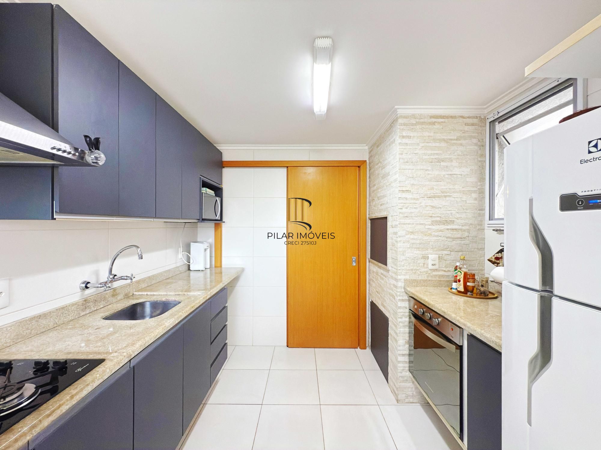 Apartamento a venda semi-mobiliado com dois dormitórios no bairro São João/PoA