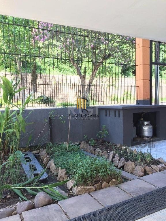 Vende prédio com 3 apartamentos, 9 dormitórios, 3 suíte, 3 salas amplas com churrasqueira, box 6 vaga coberta, 479 m² por R$ 1.200,000,00- São João - Porto Alegre/RS