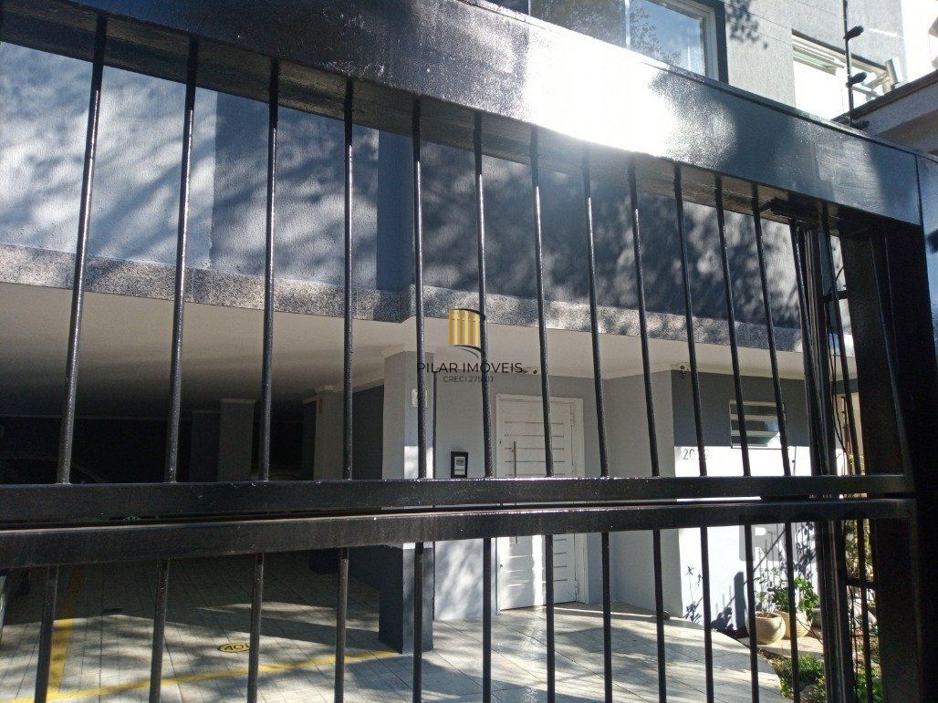 Vende prédio com 3 apartamentos, 9 dormitórios, 3 suíte, 3 salas amplas com churrasqueira, box 6 vaga coberta, 479 m² por R$ 1.200,000,00- São João - Porto Alegre/RS