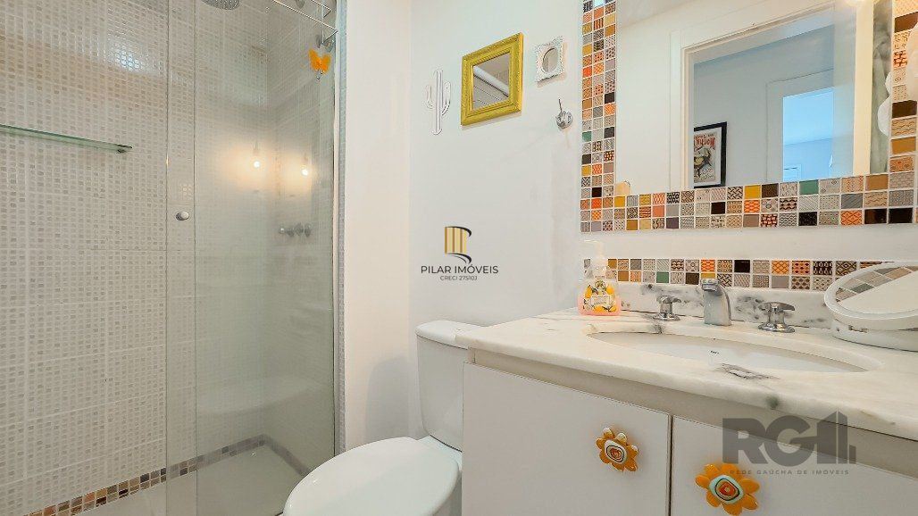 Apartamento a venda no bairro Passo da Areia com dois dormitórios.