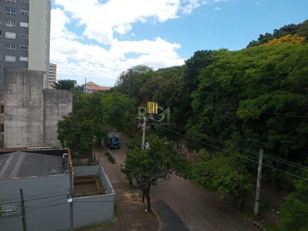 Vende prédio com 3 apartamentos, 9 dormitórios, 3 suíte, 3 salas amplas com churrasqueira, box 6 vaga coberta, 479 m² por R$ 1.200,000,00- São João - Porto Alegre/RS