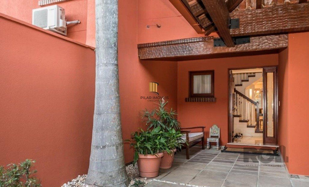 Casa em condomínio à venda no Bairro Três Figueiras.