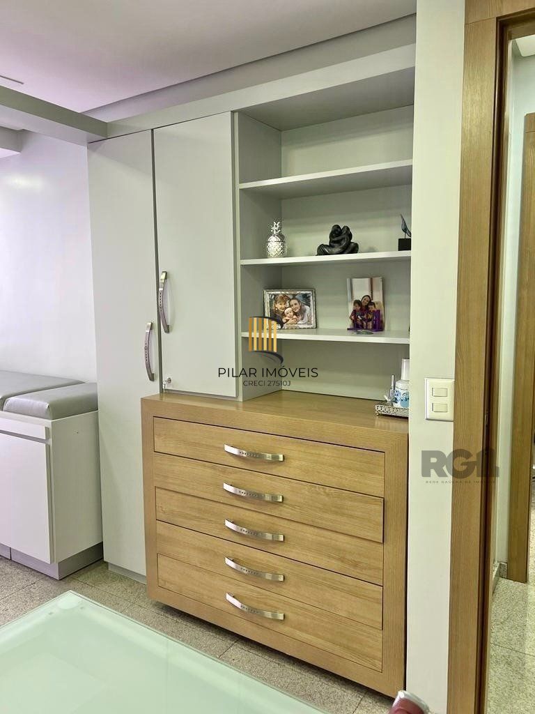 Conjunto comercial para comprar  totalmente mobiliado e desocupado, localizado na prestigiada Rua Felipe Camarão, em frente à Redenção.