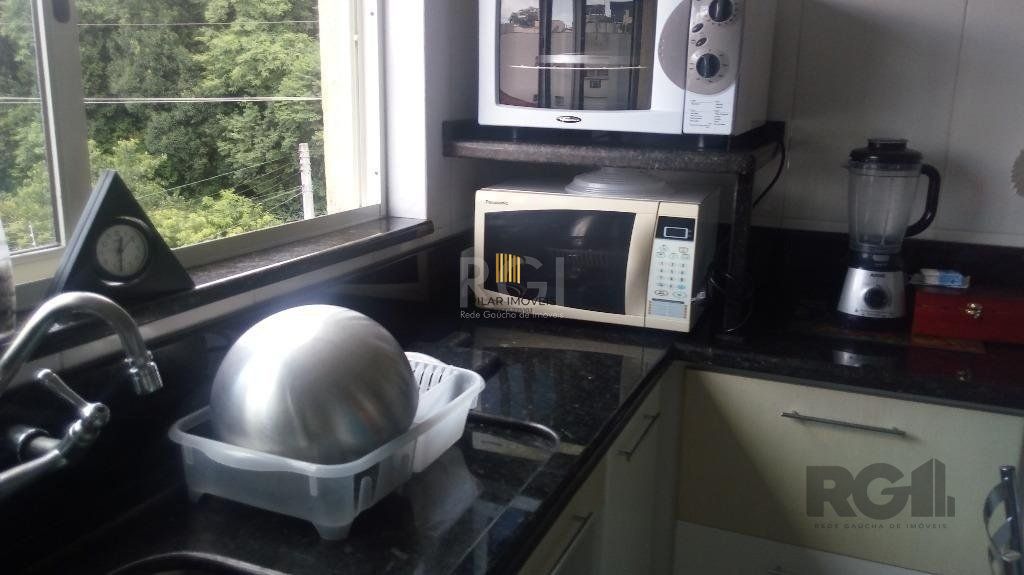 Vende prédio com 3 apartamentos, 9 dormitórios, 3 suíte, 3 salas amplas com churrasqueira, box 6 vaga coberta, 479 m² por R$ 1.200,000,00- São João - Porto Alegre/RS