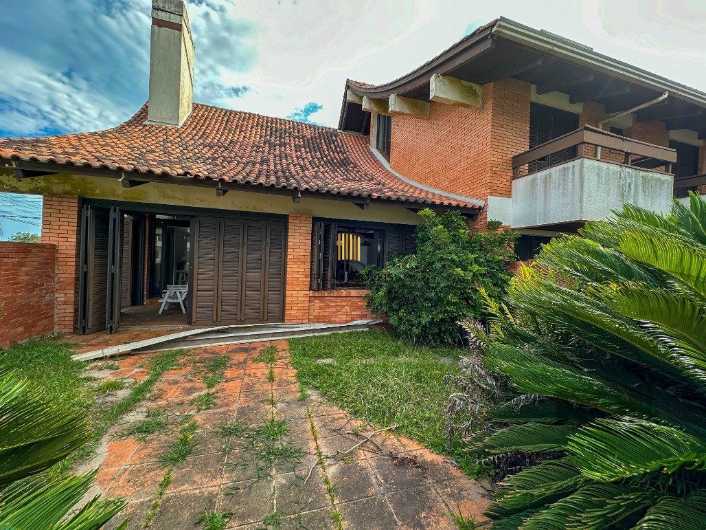 Icônica Casa para comprar  a poucos metros do mar em Atlântida
