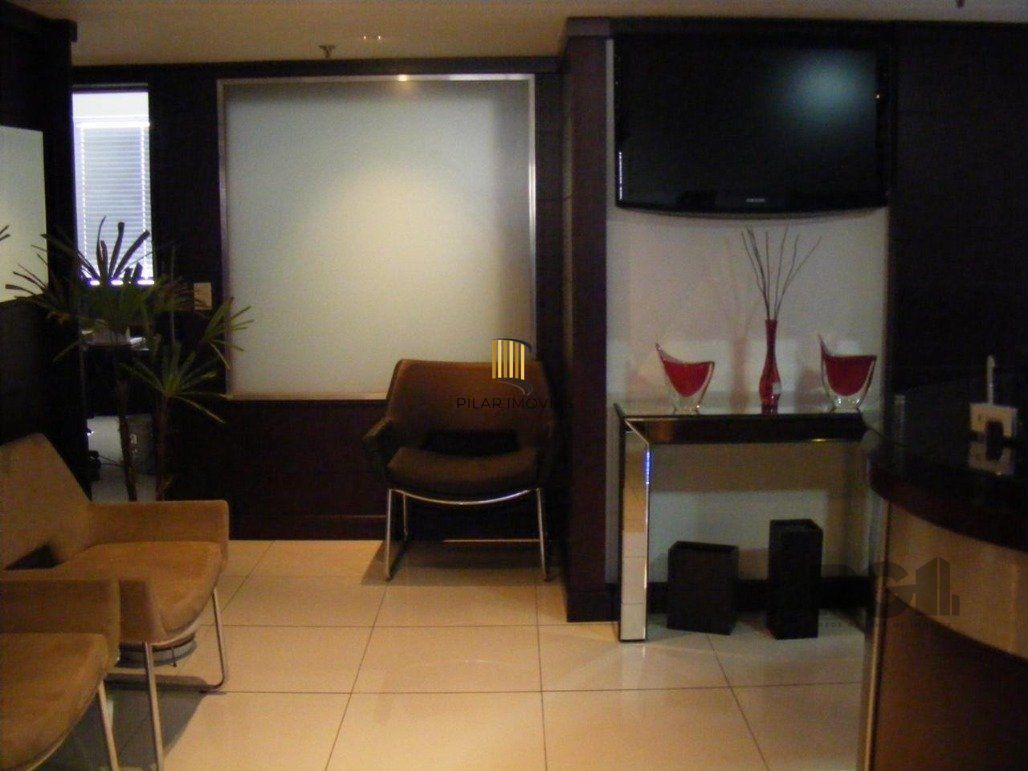 Conjunto comercial desocupado no Edel Trade Center