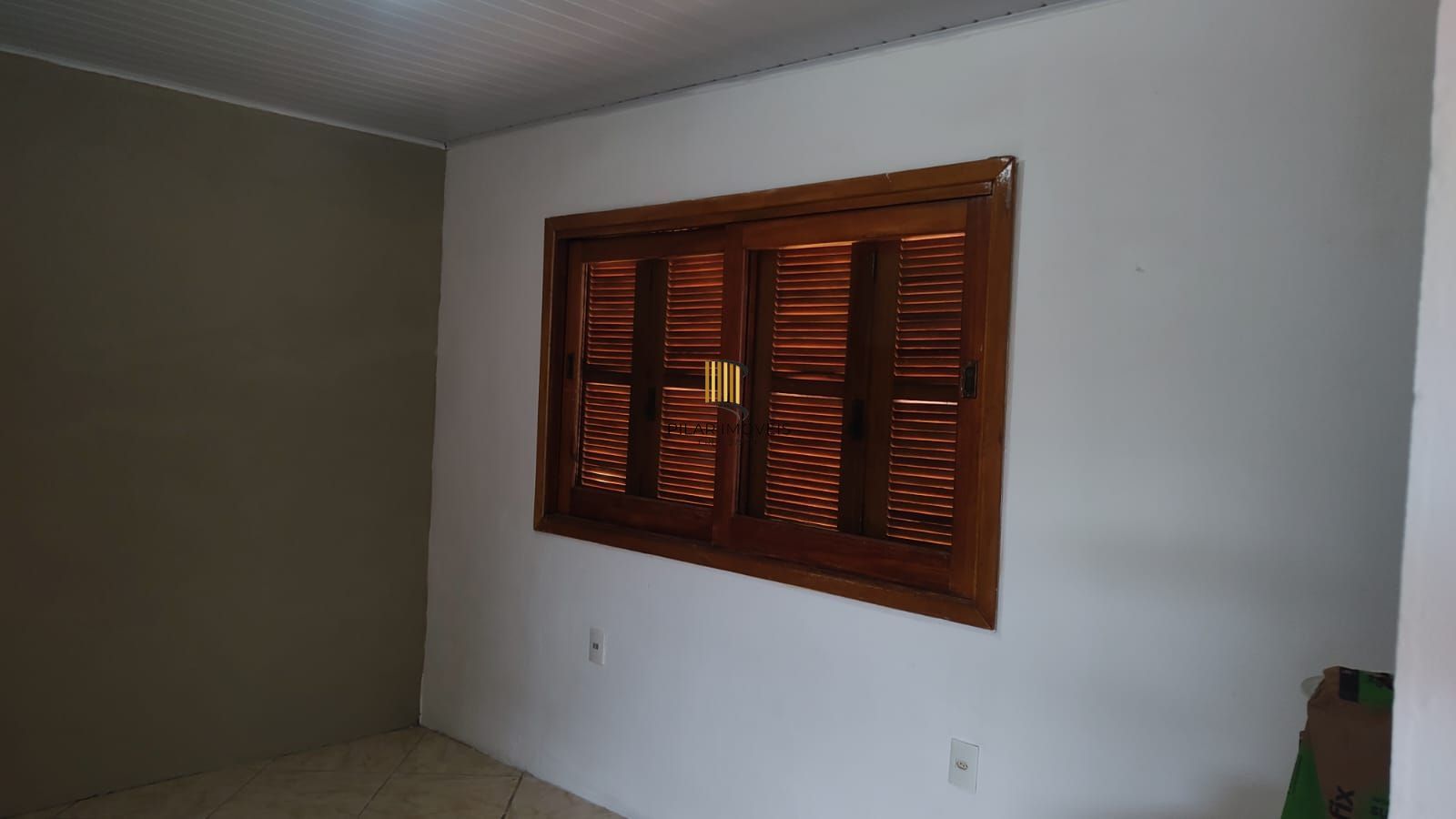 Vende casa com 84m² ,  2 dormitórios, terreno com 300m²