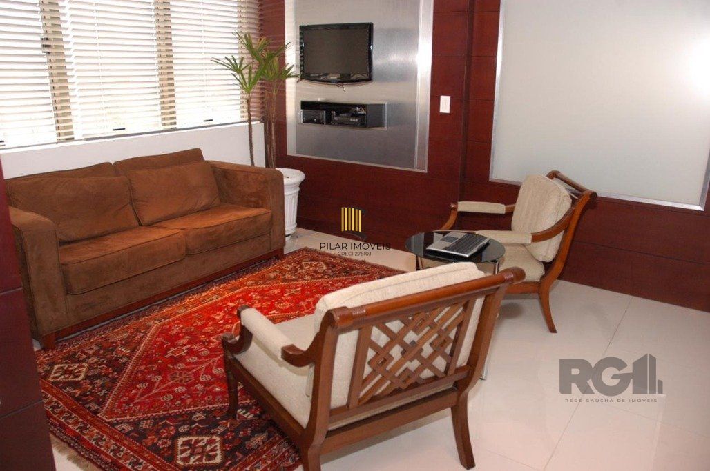 Conjunto comercial desocupado no Edel Trade Center