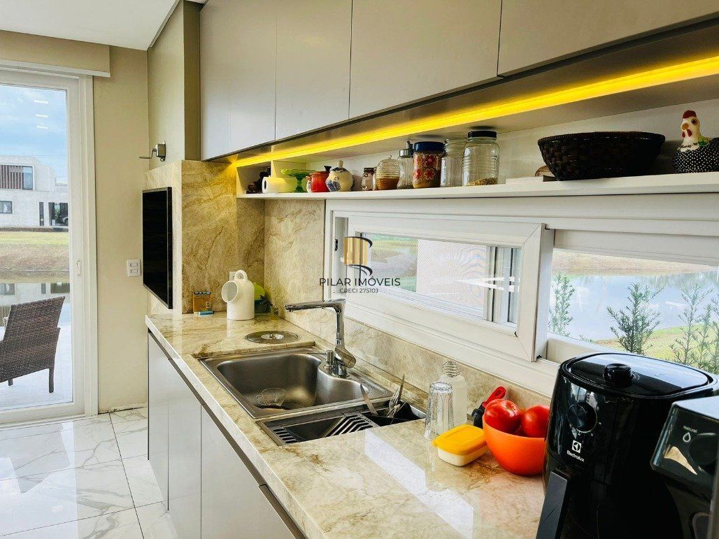 Casa para Comprar com 3 Suítes em Lote Molhado no Península Ponta da Figueira