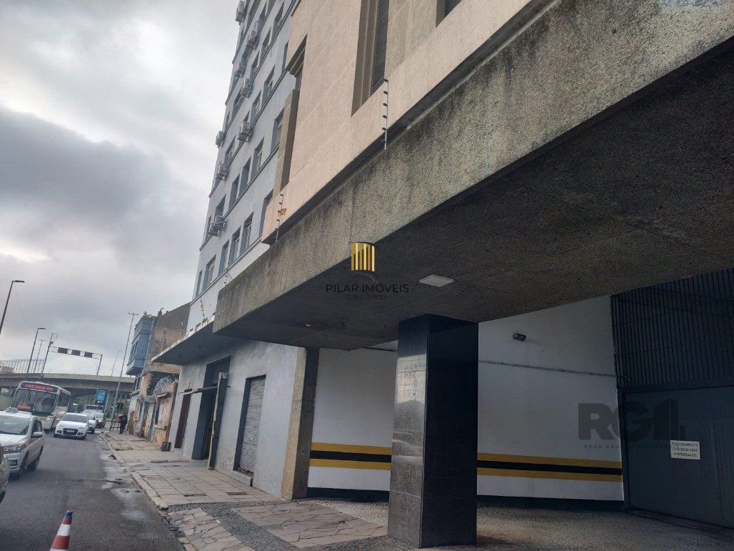 Vende pavilão, garagem de estacionamento para 100 carros, 2.400m² com salas para escritórios e depósito no centro de Porto Alegre