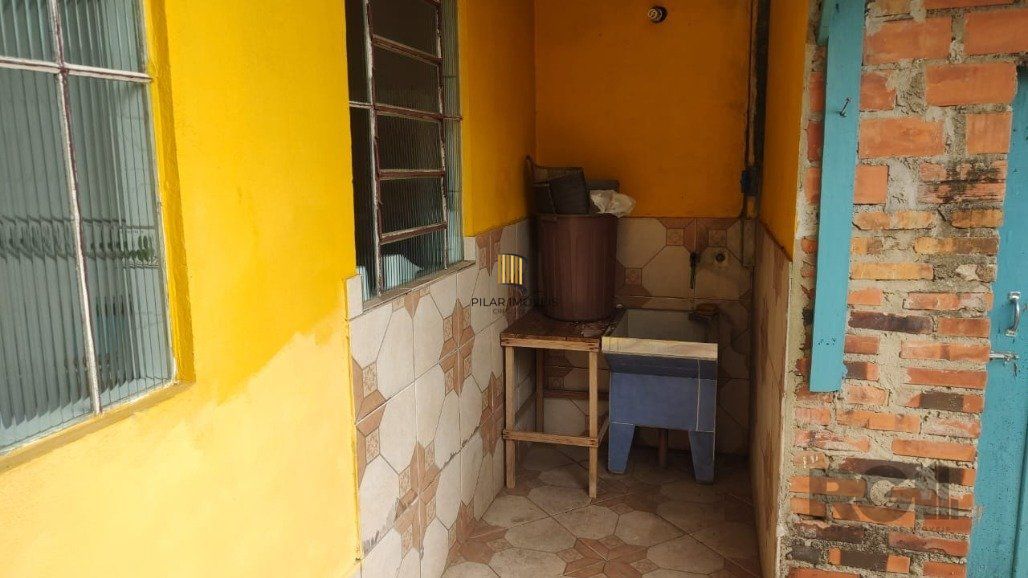 Vende casa com 84m² ,  2 dormitórios, terreno com 300m²