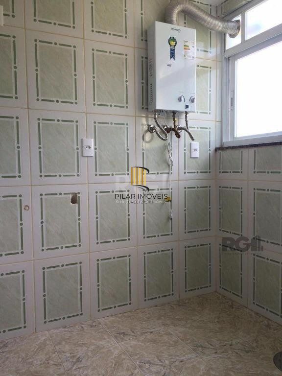 Vende prédio com 3 apartamentos, 9 dormitórios, 3 suíte, 3 salas amplas com churrasqueira, box 6 vaga coberta, 479 m² por R$ 1.200,000,00- São João - Porto Alegre/RS