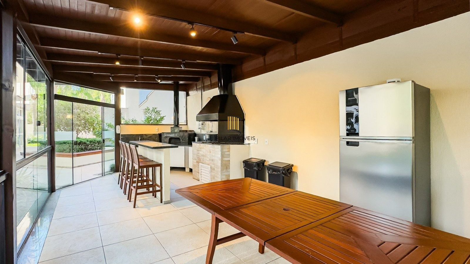 Apartamento totalmente mobiliado com 65m² no bairro Petrópolis!