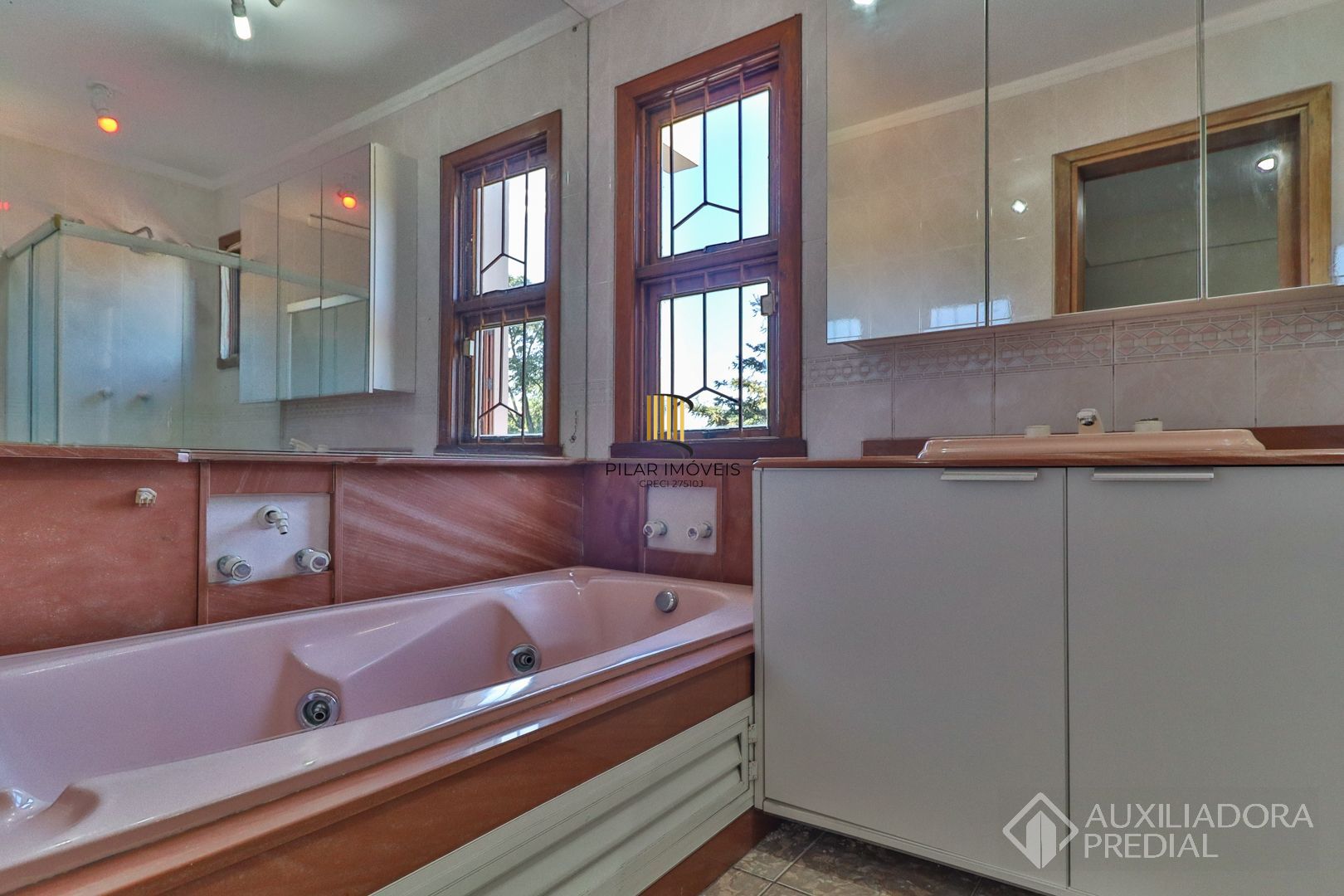 Excelente casa com 5 dormitórios no bairro Cristal