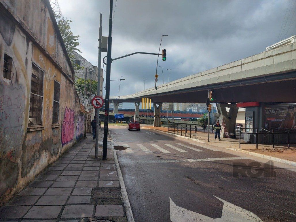 Vende pavilão, garagem de estacionamento para 100 carros, 2.400m² com salas para escritórios e depósito no centro de Porto Alegre