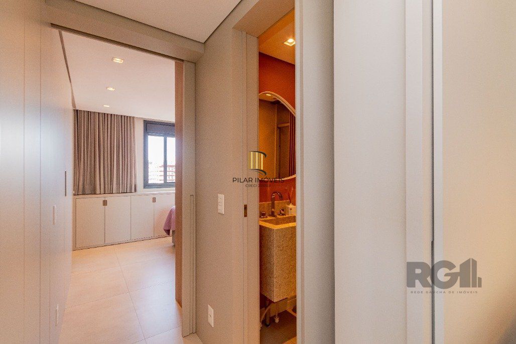 Apartamento á venda, 2 dormitórios, 2 vagas, no bairro Rio Branco, próximo à Redenção.