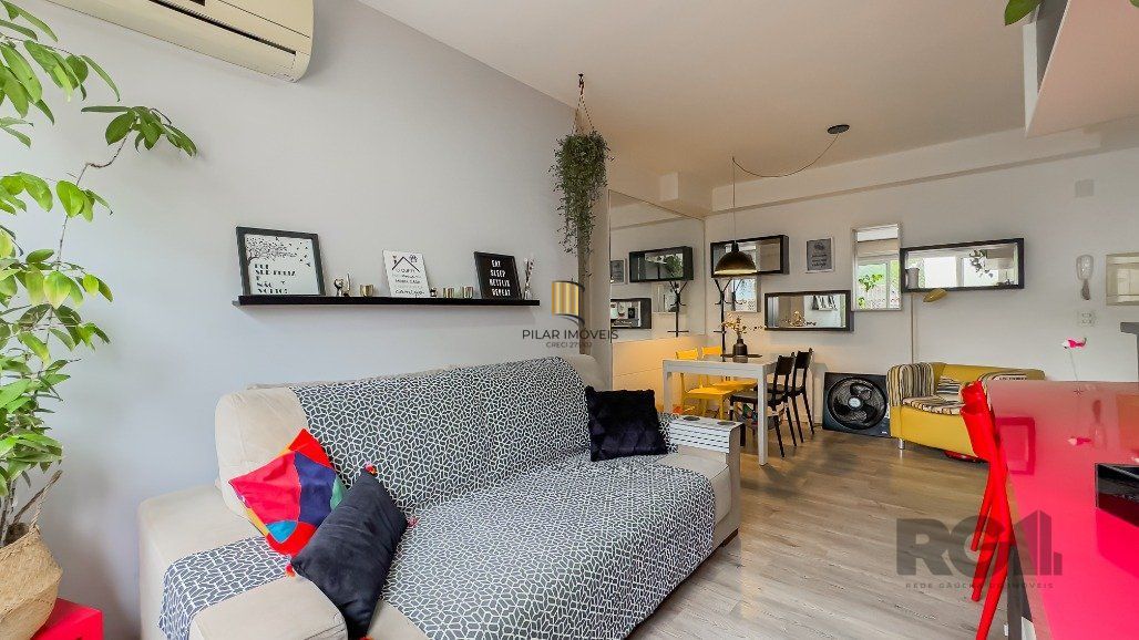 Apartamento a venda no bairro Passo da Areia com dois dormitórios.
