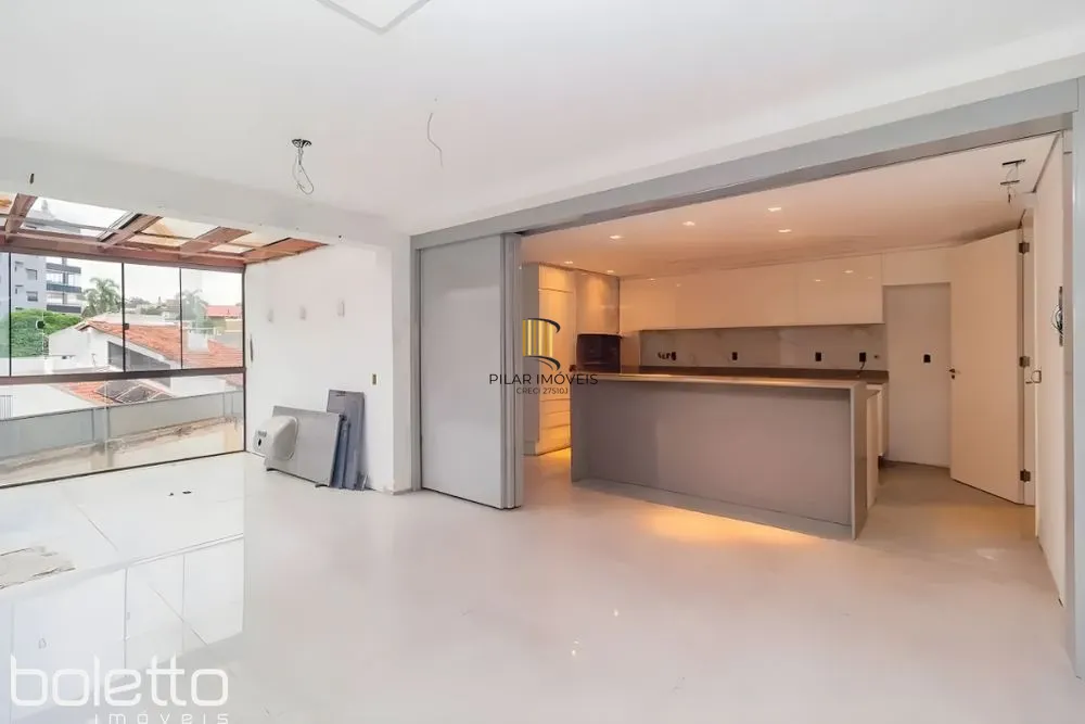 Casa Reformada com Piscina, 370m², 2 Suítes com Closet no Três Figueiras – POA