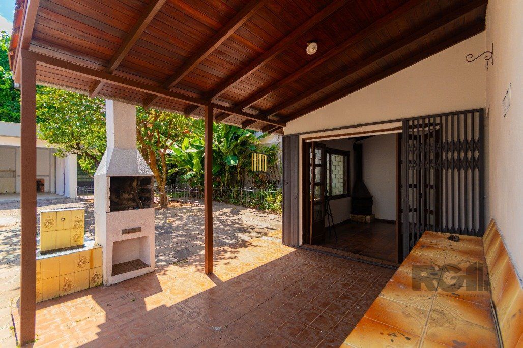 Casa/sobrado para Comprar com 4 dormitórios no bairro  Chácara das Pedras.