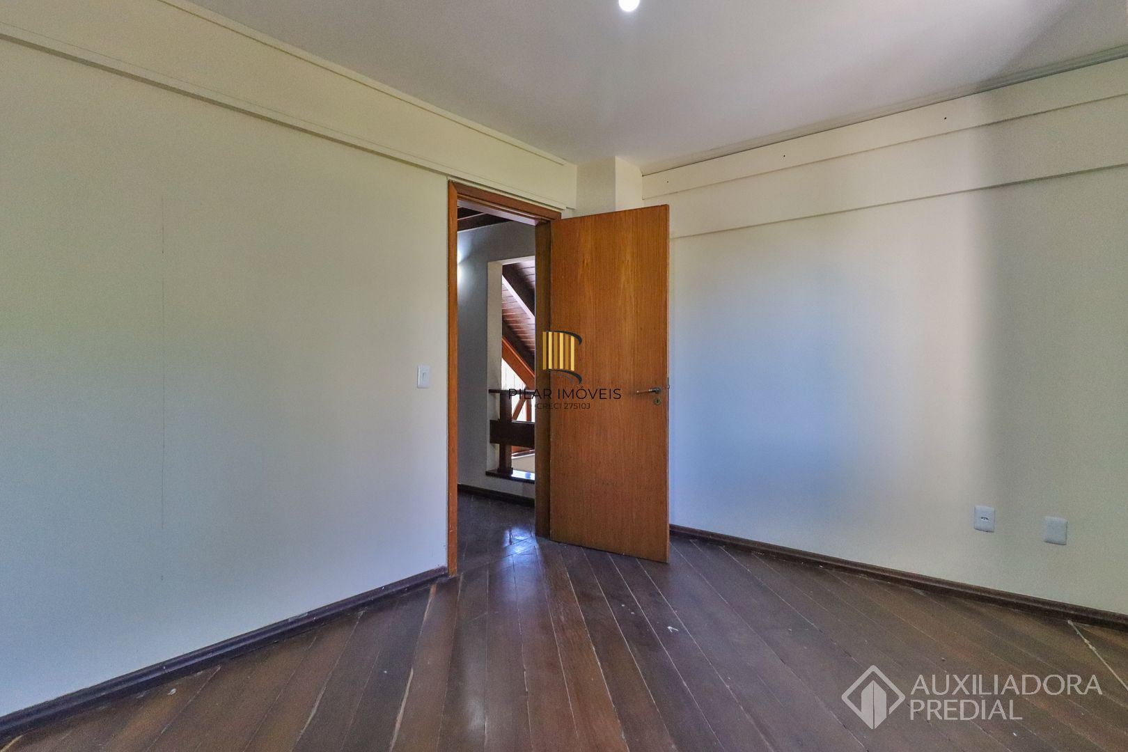 Excelente casa com 5 dormitórios no bairro Cristal