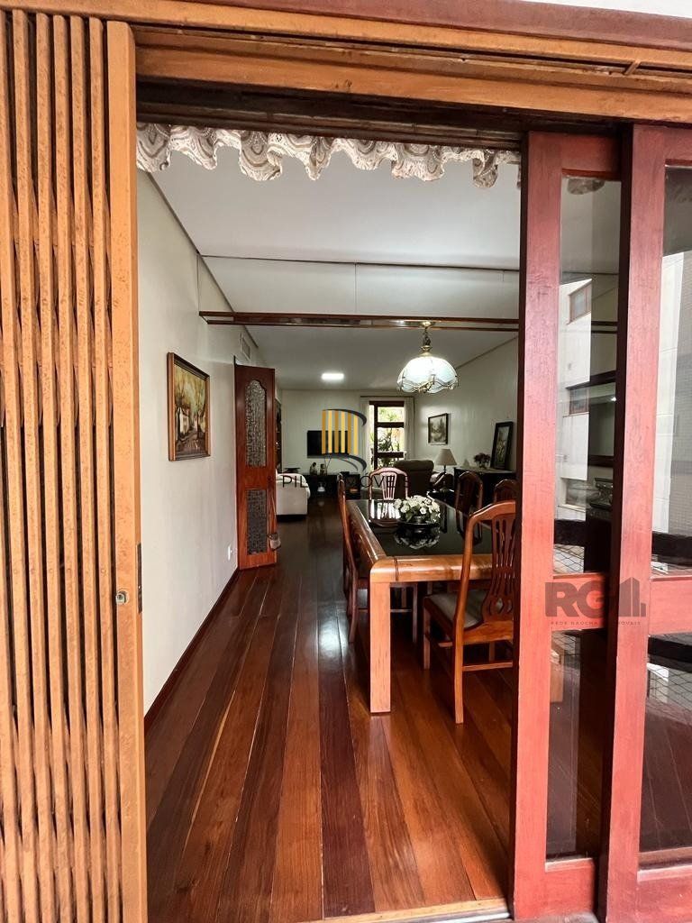 Cobertura para Comprar  com três dormitórios e uma suíte, duas vagas no bairro Petrópolis.