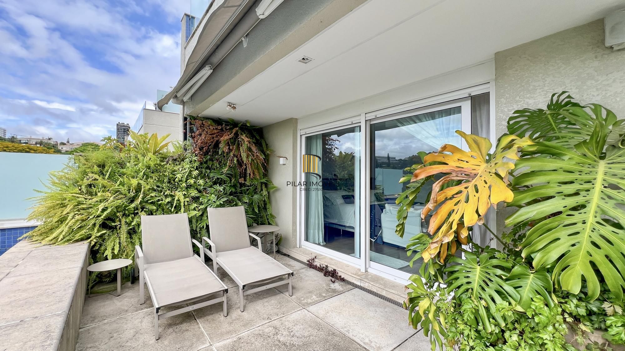 Mansão Suspensa Mobiliada no Las Piedras com piscina e vista para a mata nativa