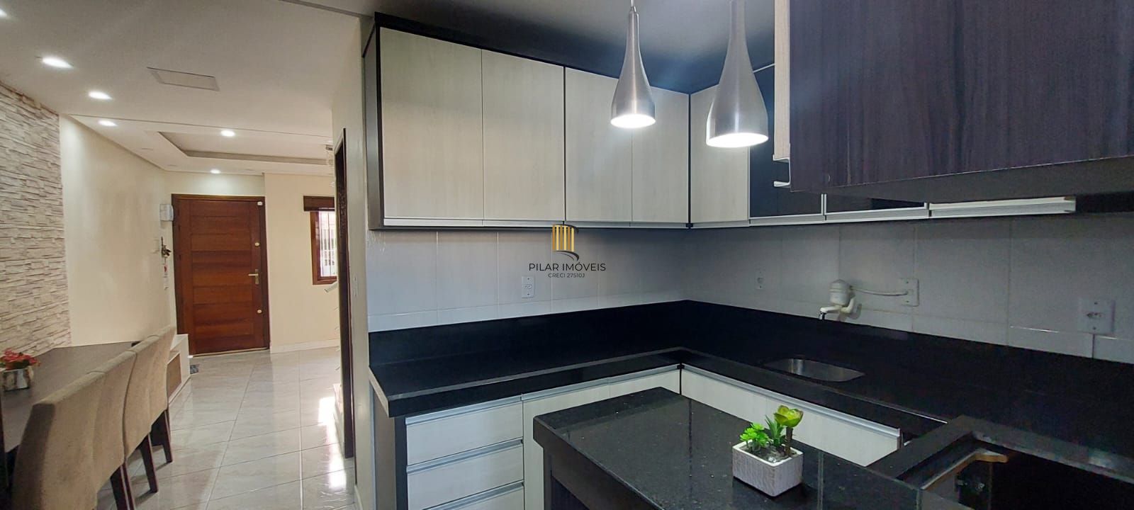 Boletto Imóveis vende casa em Canoas , 2 dormitórios, 1 banheiro, 1 lavabo, garagem para 2 carros,  com móveis fixos em MDF, em fino acabamento.