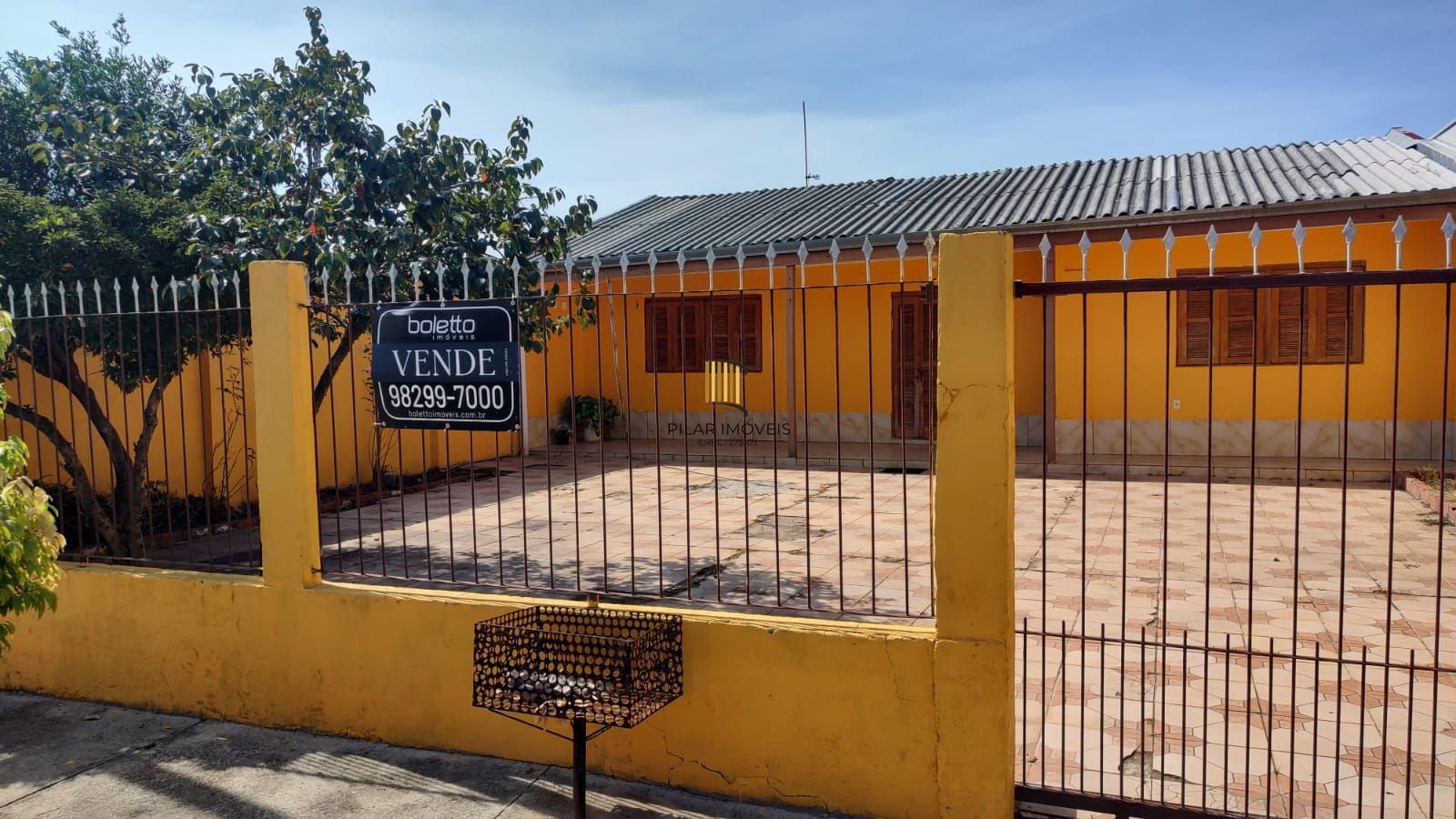 Vende casa com 84m² ,  2 dormitórios, terreno com 300m²
