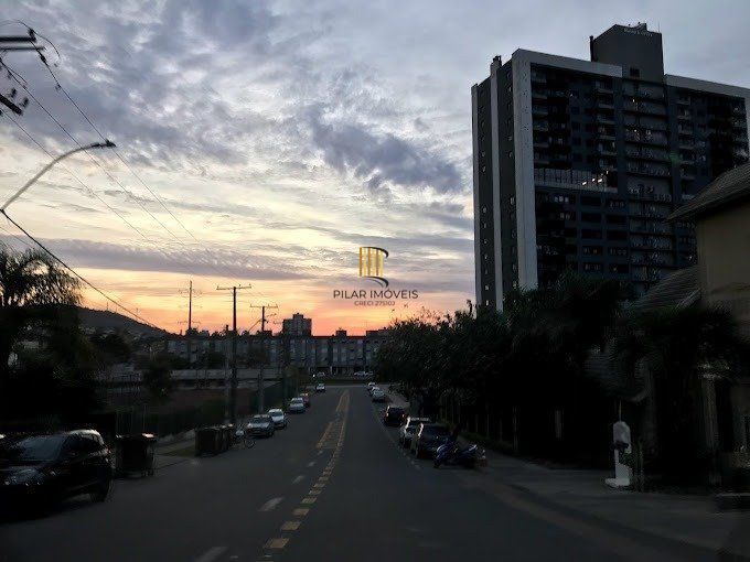 vende exelente casa com 442m² , 4 dormitórios Suíte, garagem para 4 carros