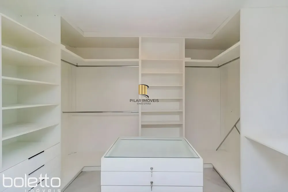 Casa Reformada com Piscina, 370m², 2 Suítes com Closet no Três Figueiras – POA