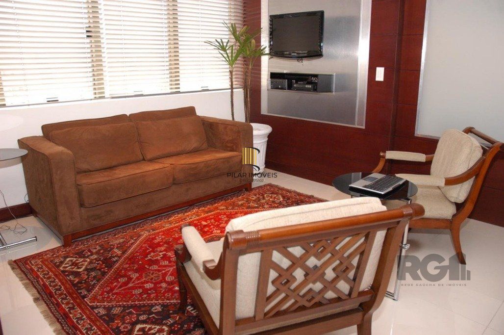 Conjunto comercial desocupado no Edel Trade Center