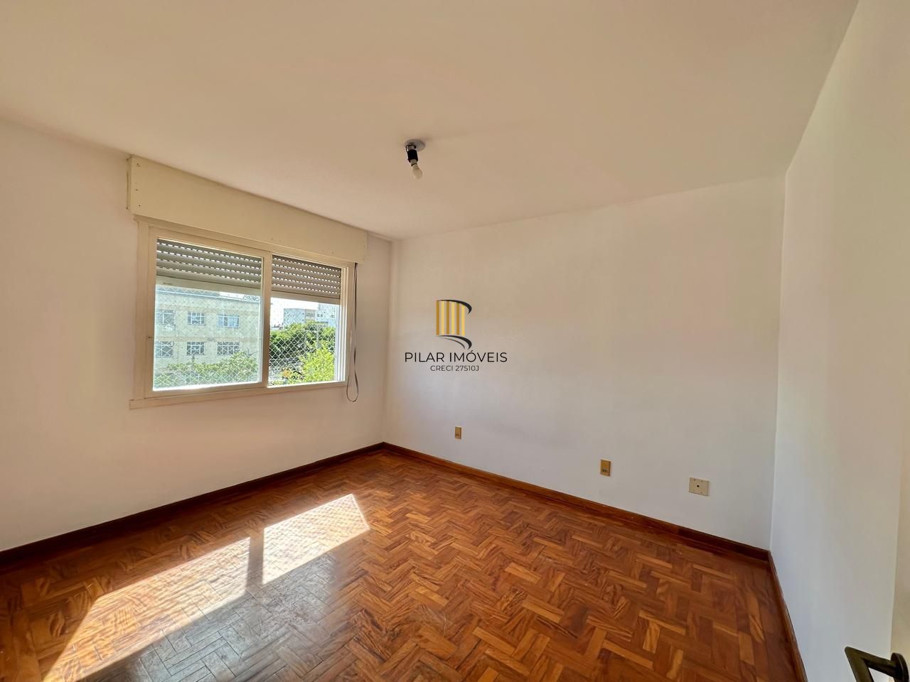 Excelente apartamento à venda no bairro Passo d' Areia com 2 dormitórios.