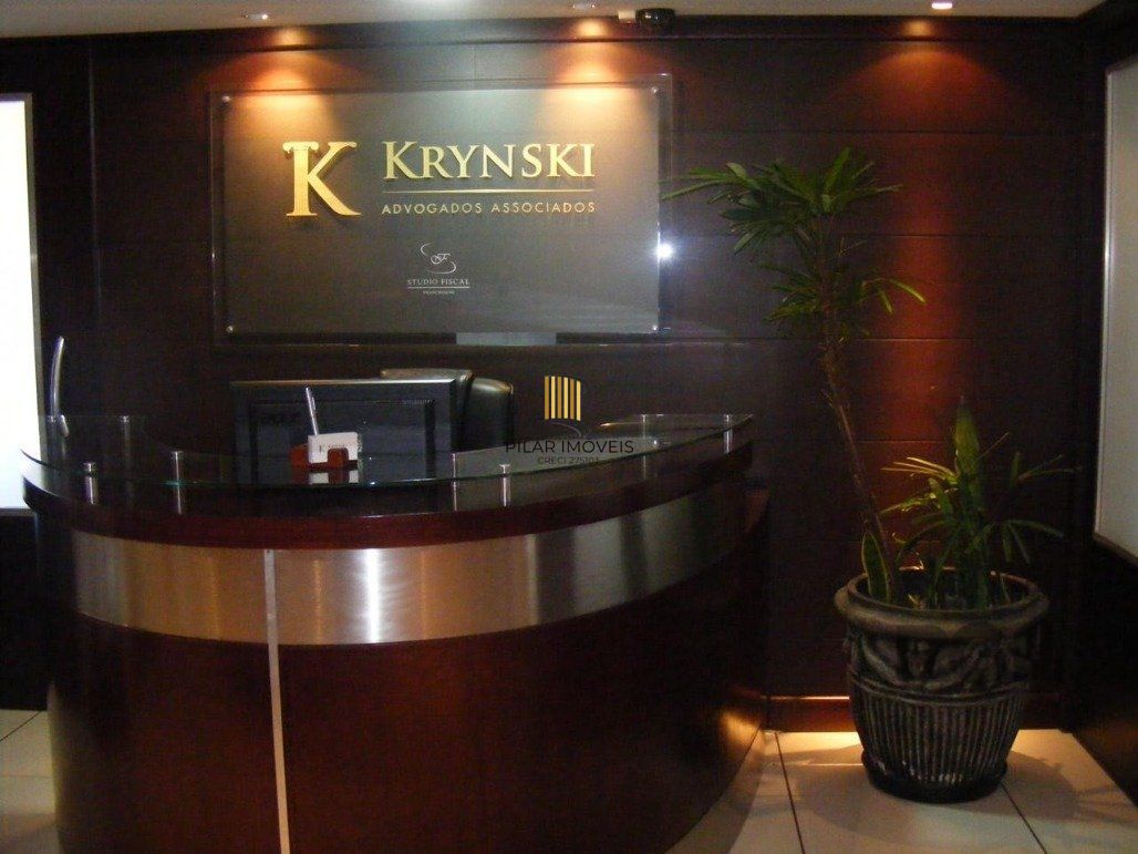 Conjunto comercial desocupado no Edel Trade Center